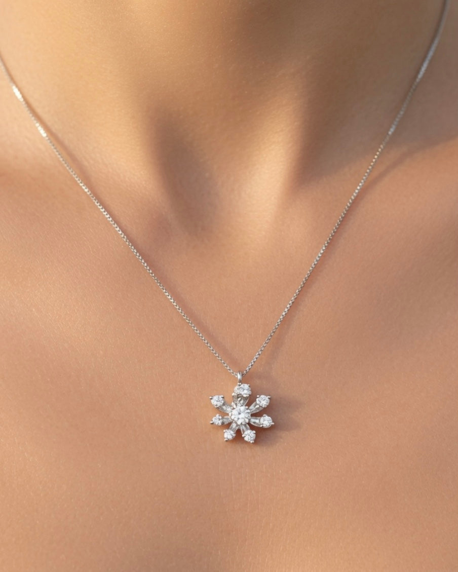 Collana in Oro Bianco con Pendente di Diamanti a Stella -collezione Galaxy