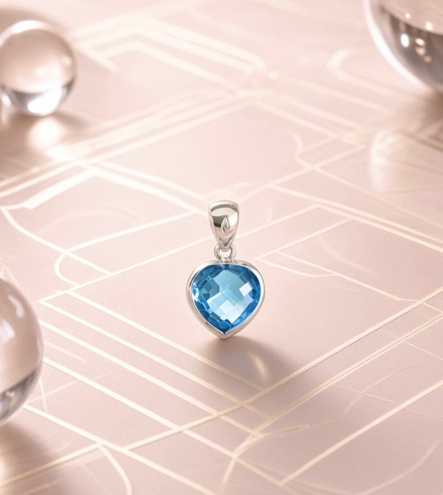 Ciondolo in Oro Bianco con Cuore Topazio Azzurro